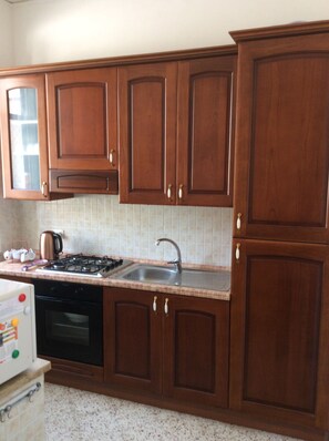 Frigorifero, microonde, forno, bollitore elettrico