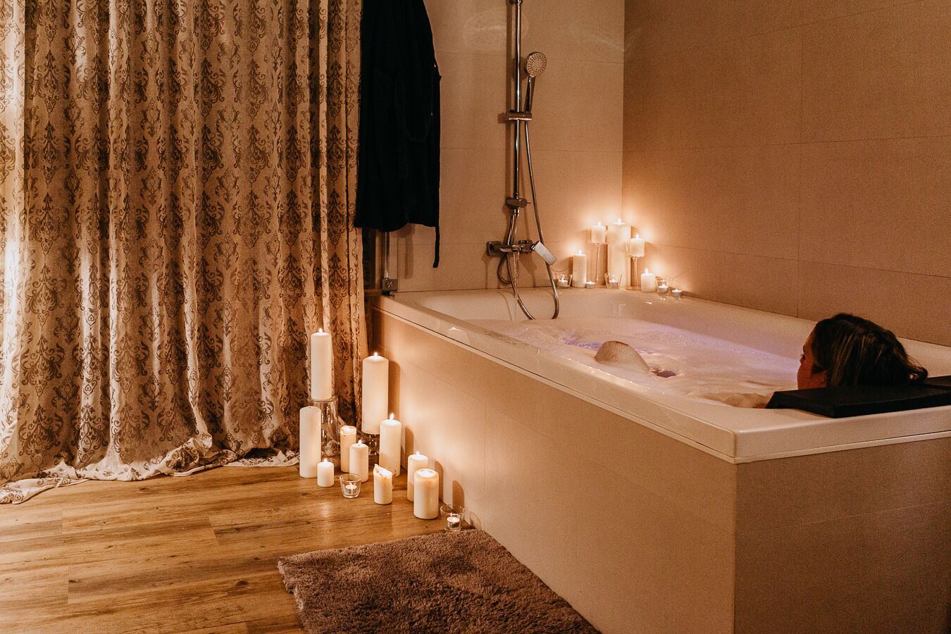 Tina de hidromasaje, secadora de cabello, toallas, shampoo 