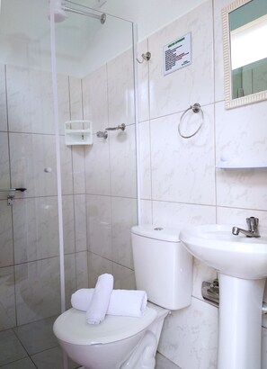 Shower, handuk, sabun, dan sampo