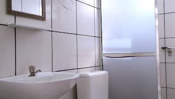 Kamar Double | Kamar mandi | Shower, handuk, sabun, dan sampo