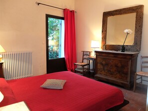 3 bedrooms, iron/ironing board, travel cot, free WiFi