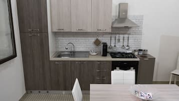 Frigorifero, microonde, forno, piano cottura