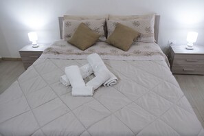 1 slaapkamer, een strijkplank/strijkijzer, gratis wifi, beddengoed