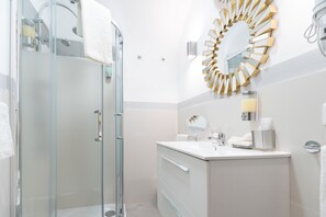 Luxury Room, Ensuite | Bathroom | Shower, rainfall showerhead, free toiletries, hair dryer - Moresco (Catania)