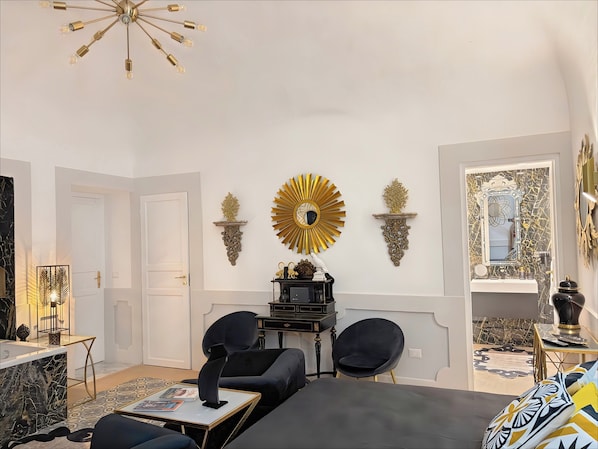Royal Suite, City View | Frette Italian sheets, premium bedding, down comforters - Moresco (Catania)