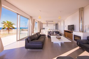Televisión, chimenea y tenis de mesa 