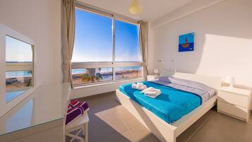 4 bedrooms, iron/ironing board, internet, bed sheets