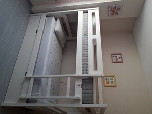 2 habitaciones, tabla de planchar con plancha y ropa de cama 