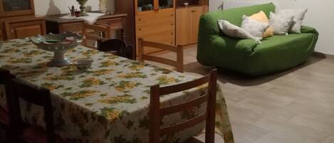 Televisión y chimenea