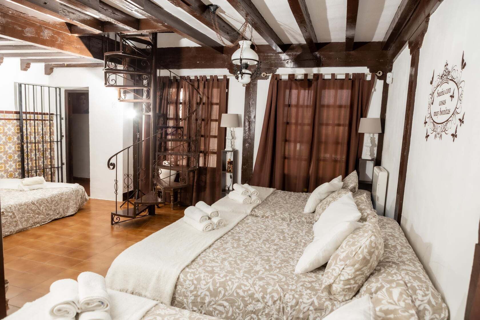 8 間睡房、可攜式嬰兒床、免費 Wi-Fi、床單