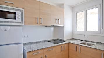 Een koelkast, een magnetron, een koffiezetapparaat/waterkoker