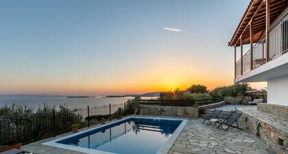 Pool Villa -Anastasia-merinäköala, auringonlasku, wifi, lähellä kylää ja satamaa