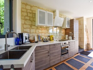 Fridge, microwave, oven, stovetop - Loire Valley with pool (Thizay)