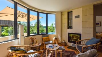 Télévision, cheminée