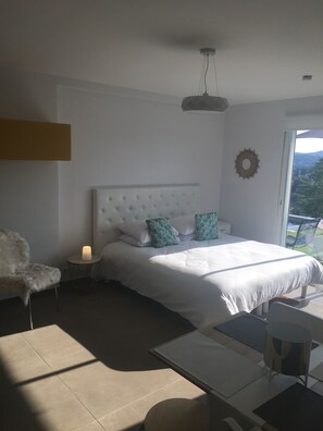 1 habitación, tabla de planchar con plancha, wifi gratis y ropa de cama