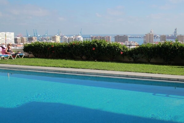 Una piscina al aire libre