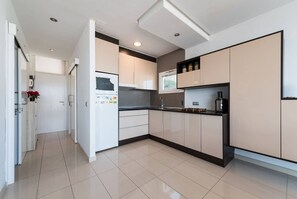 Geladeira, micro-ondas, cooktop, cafeteira/chaleira