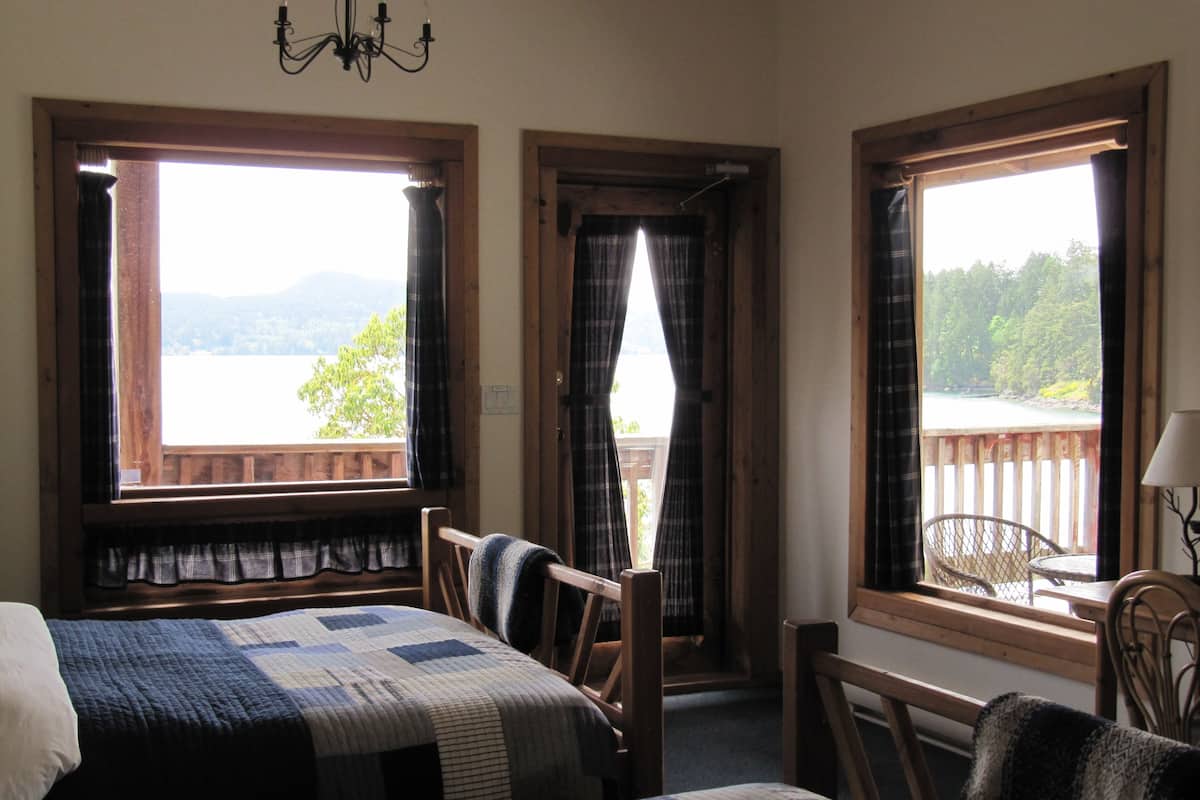 Premium bedding, down duvets, laptop workspace, free WiFi