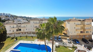 Un quartier résidentiel doté d’une piscine, de plusieurs balcons et offrant une vue sur la mer.
