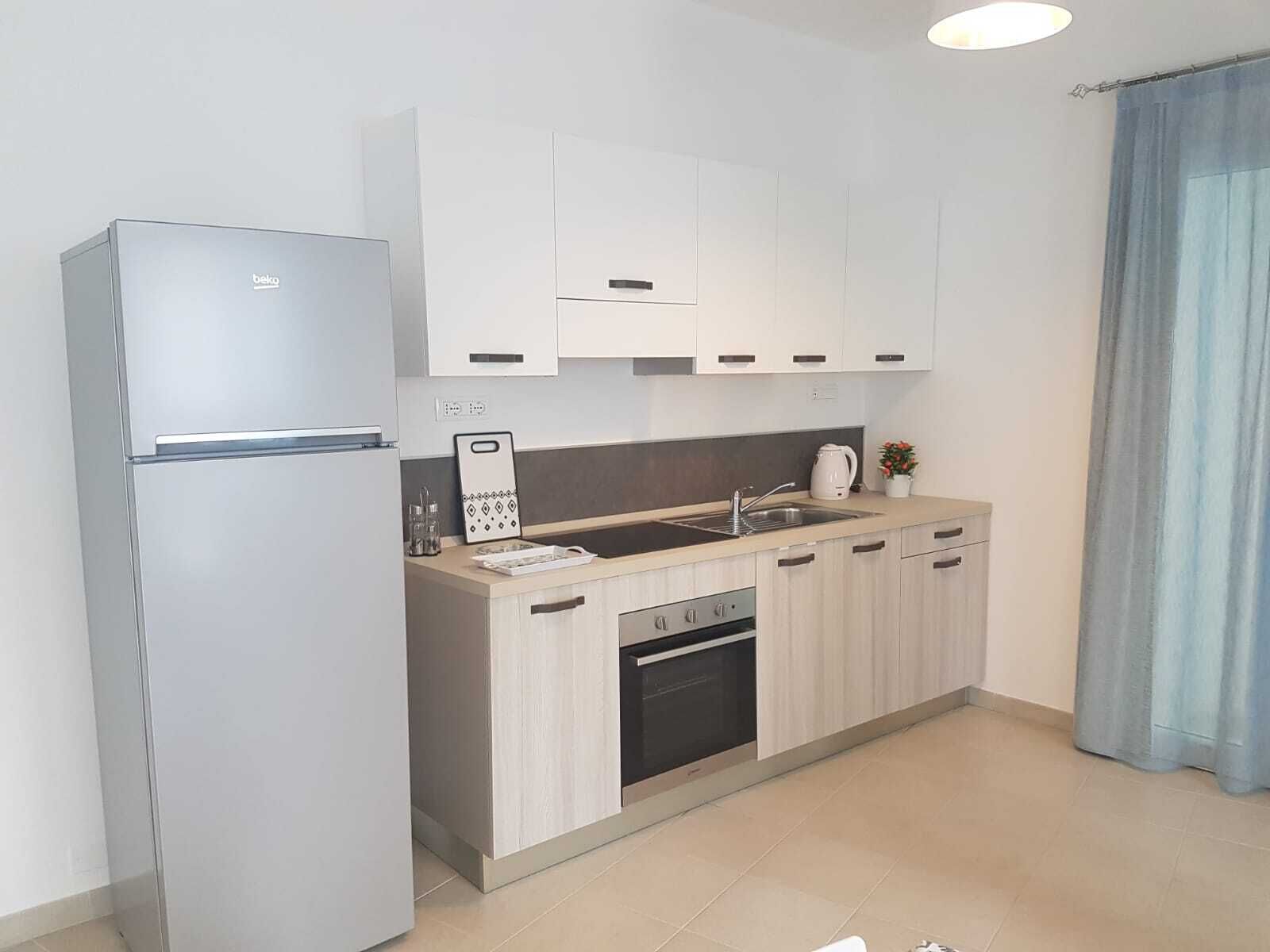 Réfrigérateur, four, plaque de cuisson, bouilloire électrique