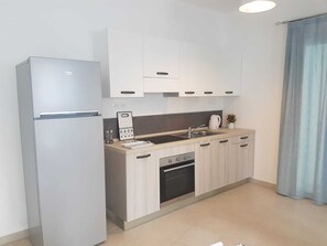 Kühlschrank, Ofen, Herdplatte, Wasserkocher