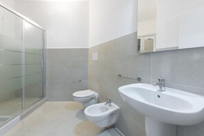 Haartrockner, Handtücher, Toilettenpapier