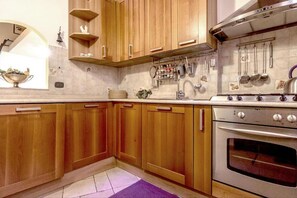 Fridge, oven, stovetop, coffee/tea maker