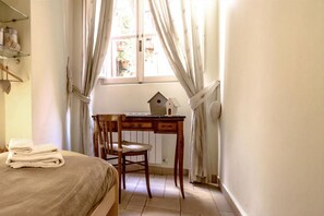2 bedrooms, iron/ironing board, WiFi