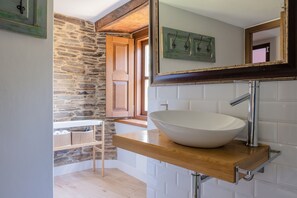 Dusche, Haartrockner, Handtücher, Toilettenpapier