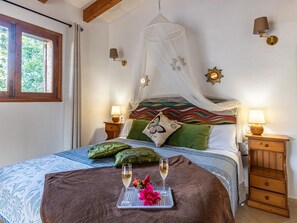 3 quartos, ferros/tábuas de passar roupa, acesso à internet