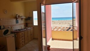 Eine Küche mit Blick auf den Strand.