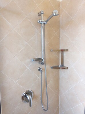 Shower, hair dryer, bidet, towels - Spacious comfortable apartment with sea view. (Santa Maria)