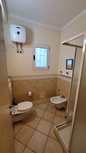 Doccia, asciugacapelli, bidet, asciugamani