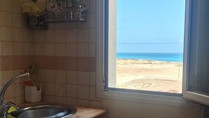 Eine Küche mit Blick auf einen Strand.