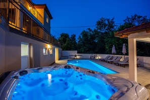 حمّام سباحة خارجي، حمّام سباحة مُدفَّأ