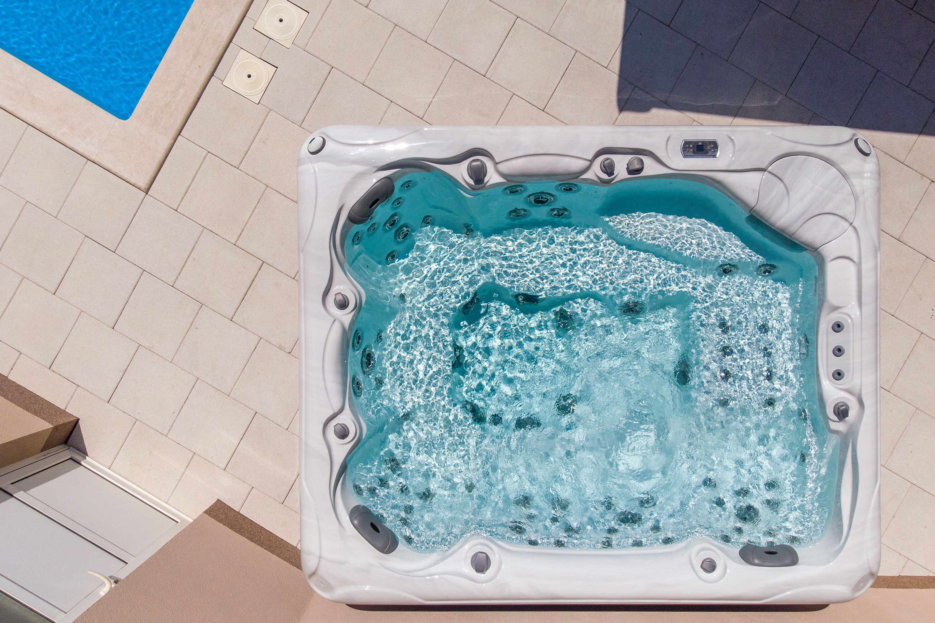 Un bain à remous entouré d’un sol carrelé.