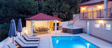 Een buitenzwembad, een verwarmd zwembad