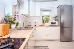 ثلاجة، ميكروويف، فرن، موقد طهي مسطح