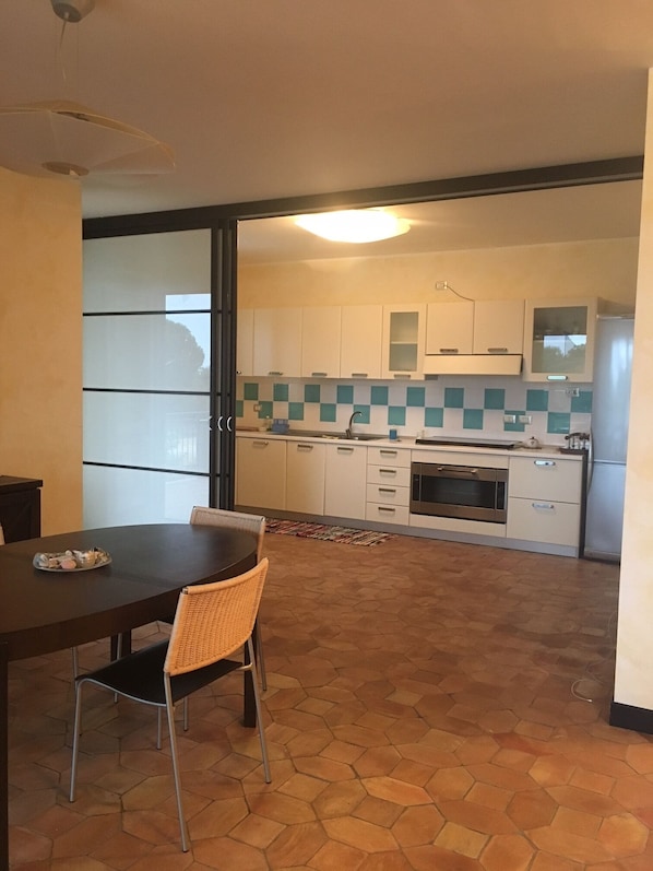 Frigorifero, forno, piano cottura, lavastoviglie