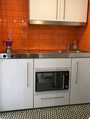 Réfrigérateur, four à micro-ondes, un four, surface de cuisson