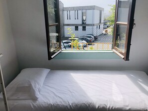 2 室のベッドルーム、アイロン / アイロン台、WiFi (無料)、ベッドシーツ