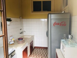 Micro-ondes, cafetiĂšre/bouilloire