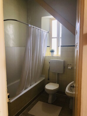 タオル、トイレットペーパー