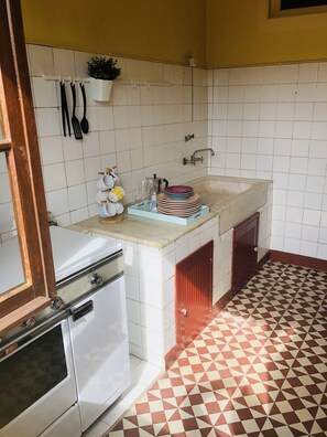 Microondas, cafetera y tetera y utensilios de cocina 