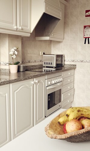 Frigorifero, microonde, forno, piano cottura