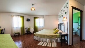 5 habitaciones, escritorio y tabla de planchar con plancha 