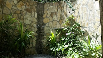Traditional-Ferienhütte | Badezimmer | Dusche, kostenlose Toilettenartikel, Handtücher, Seife