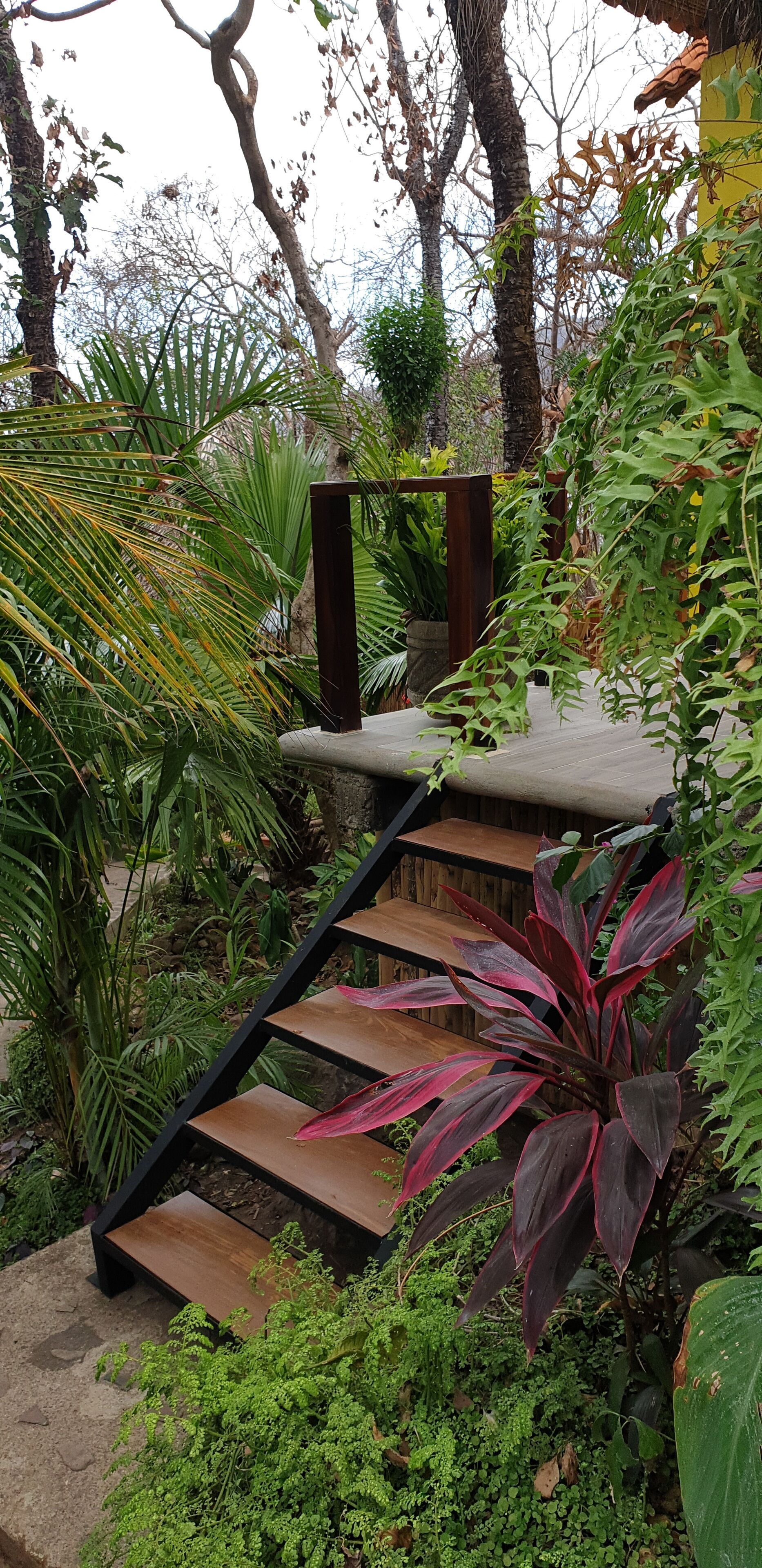 Ropa de cama de alta calidad y caja de seguridad en la habitación 