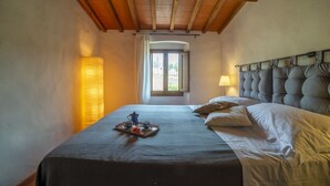 5 bedrooms, iron/ironing board, WiFi, bed sheets