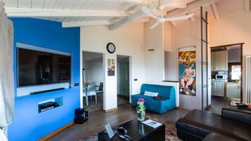 Smart-TV, Kamin, Bücher